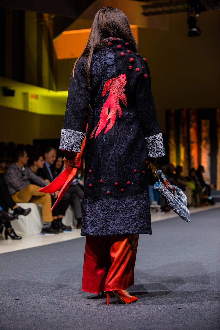 Propuestas sostenibles, diseños extravagantes y moda infantil han protagonizado la segunda jornada de la cita 'fashion' en el Palacio Europa de Vitoria