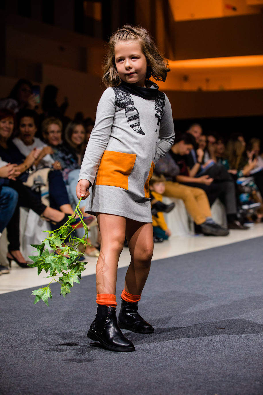 Propuestas sostenibles, diseños extravagantes y moda infantil han protagonizado la segunda jornada de la cita 'fashion' en el Palacio Europa de Vitoria