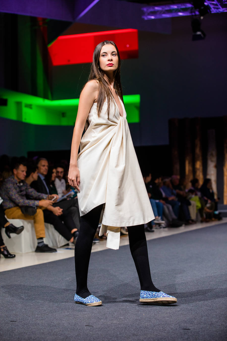 Propuestas sostenibles, diseños extravagantes y moda infantil han protagonizado la segunda jornada de la cita 'fashion' en el Palacio Europa de Vitoria