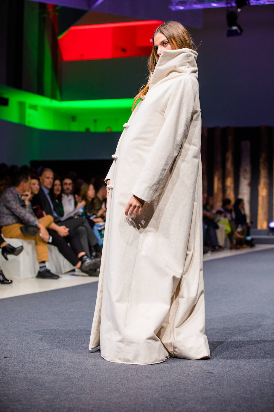 Propuestas sostenibles, diseños extravagantes y moda infantil han protagonizado la segunda jornada de la cita 'fashion' en el Palacio Europa de Vitoria