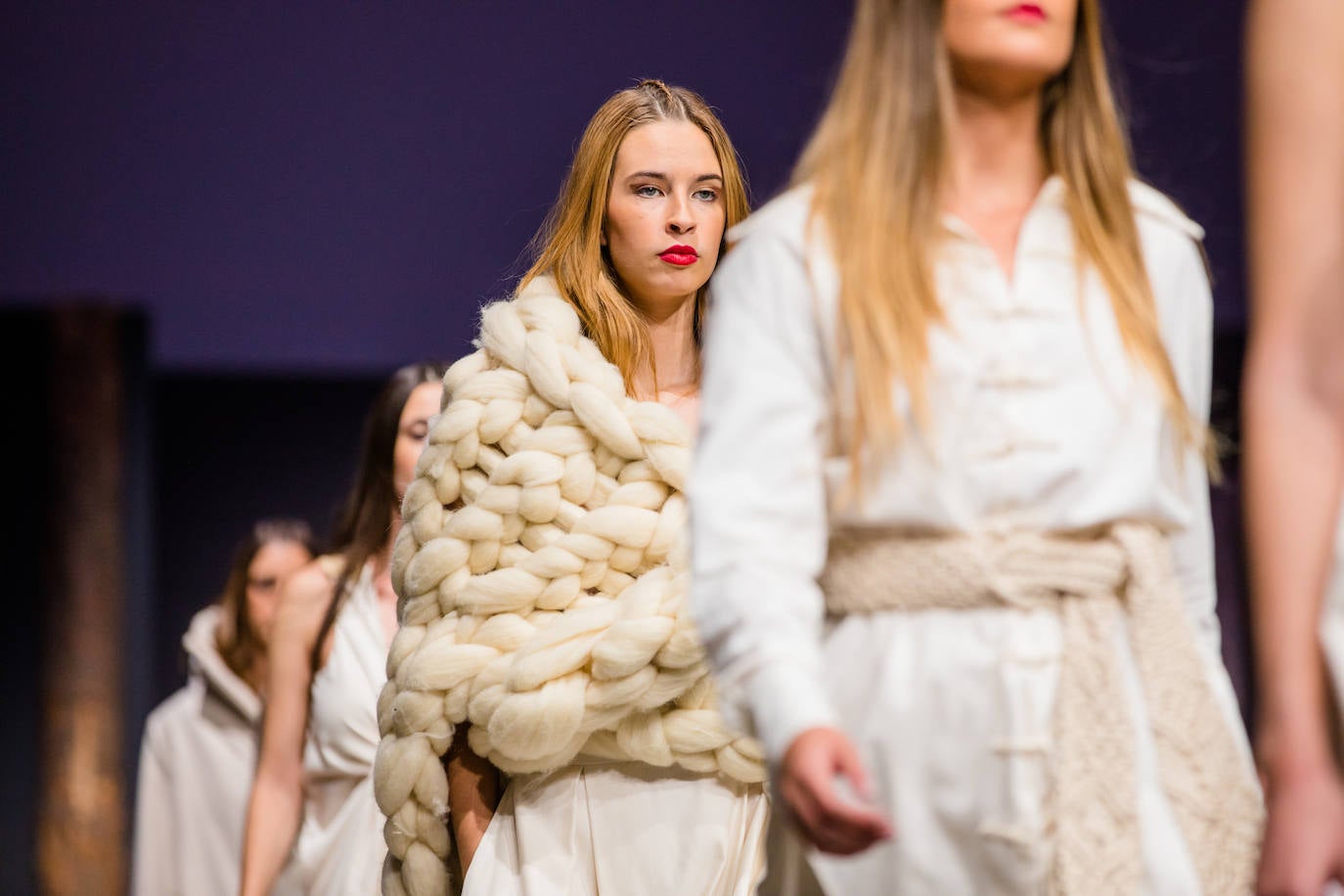 Propuestas sostenibles, diseños extravagantes y moda infantil han protagonizado la segunda jornada de la cita 'fashion' en el Palacio Europa de Vitoria