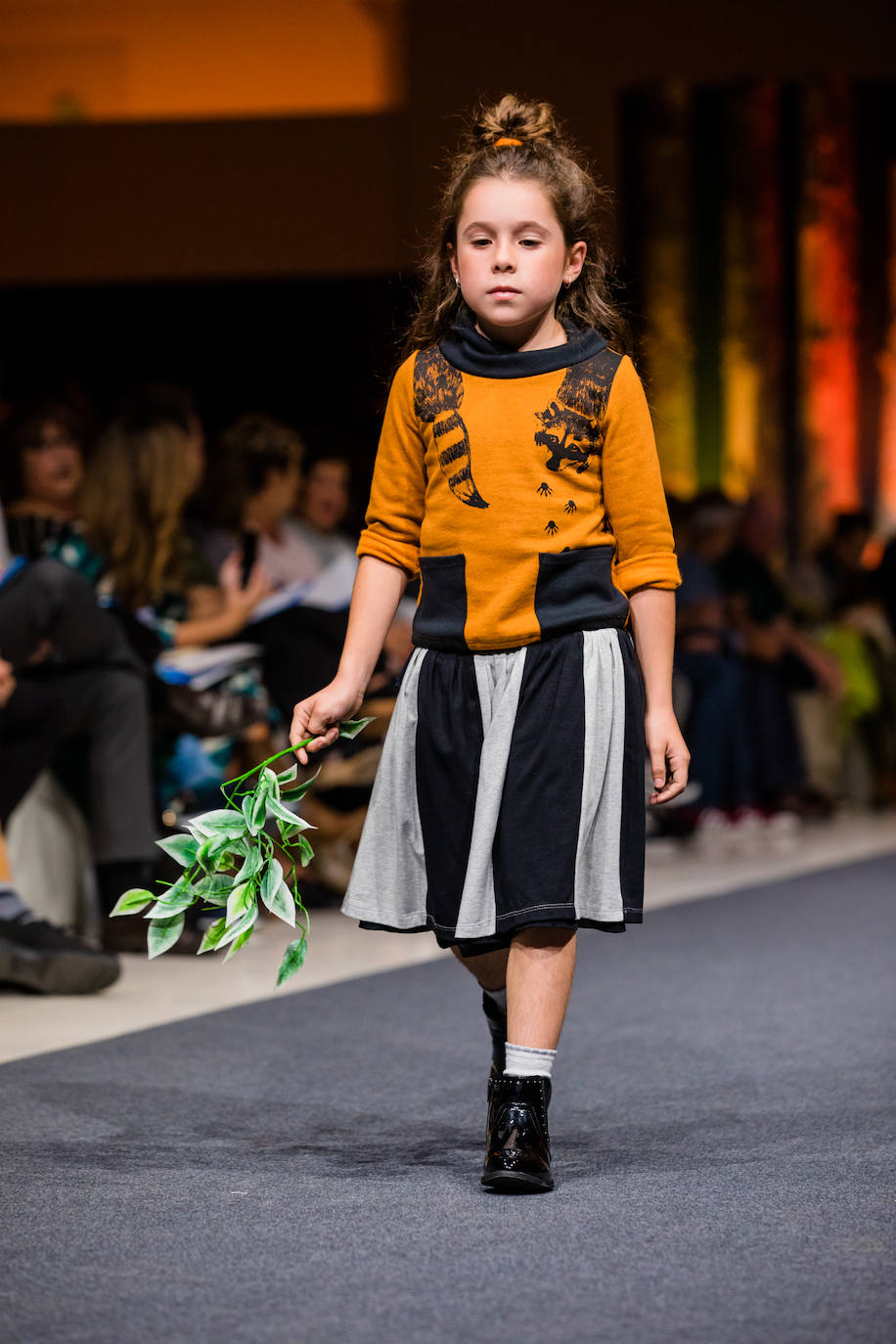 Propuestas sostenibles, diseños extravagantes y moda infantil han protagonizado la segunda jornada de la cita 'fashion' en el Palacio Europa de Vitoria