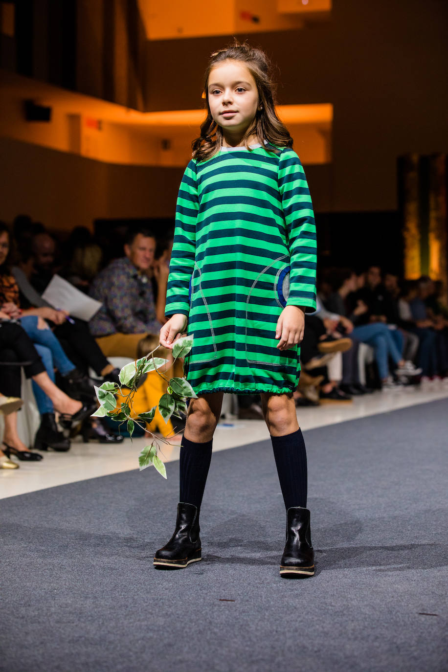 Propuestas sostenibles, diseños extravagantes y moda infantil han protagonizado la segunda jornada de la cita 'fashion' en el Palacio Europa de Vitoria