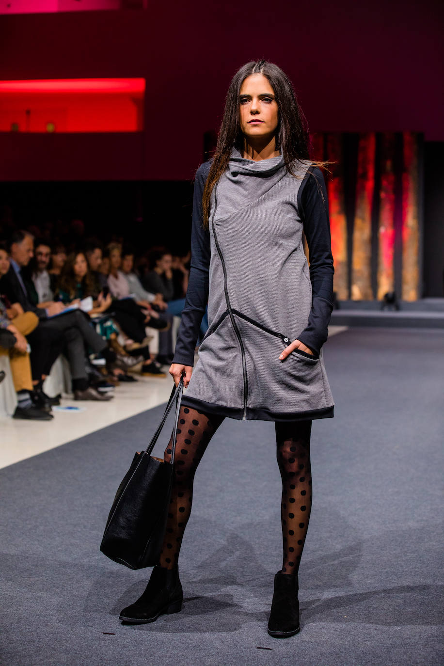 Propuestas sostenibles, diseños extravagantes y moda infantil han protagonizado la segunda jornada de la cita 'fashion' en el Palacio Europa de Vitoria