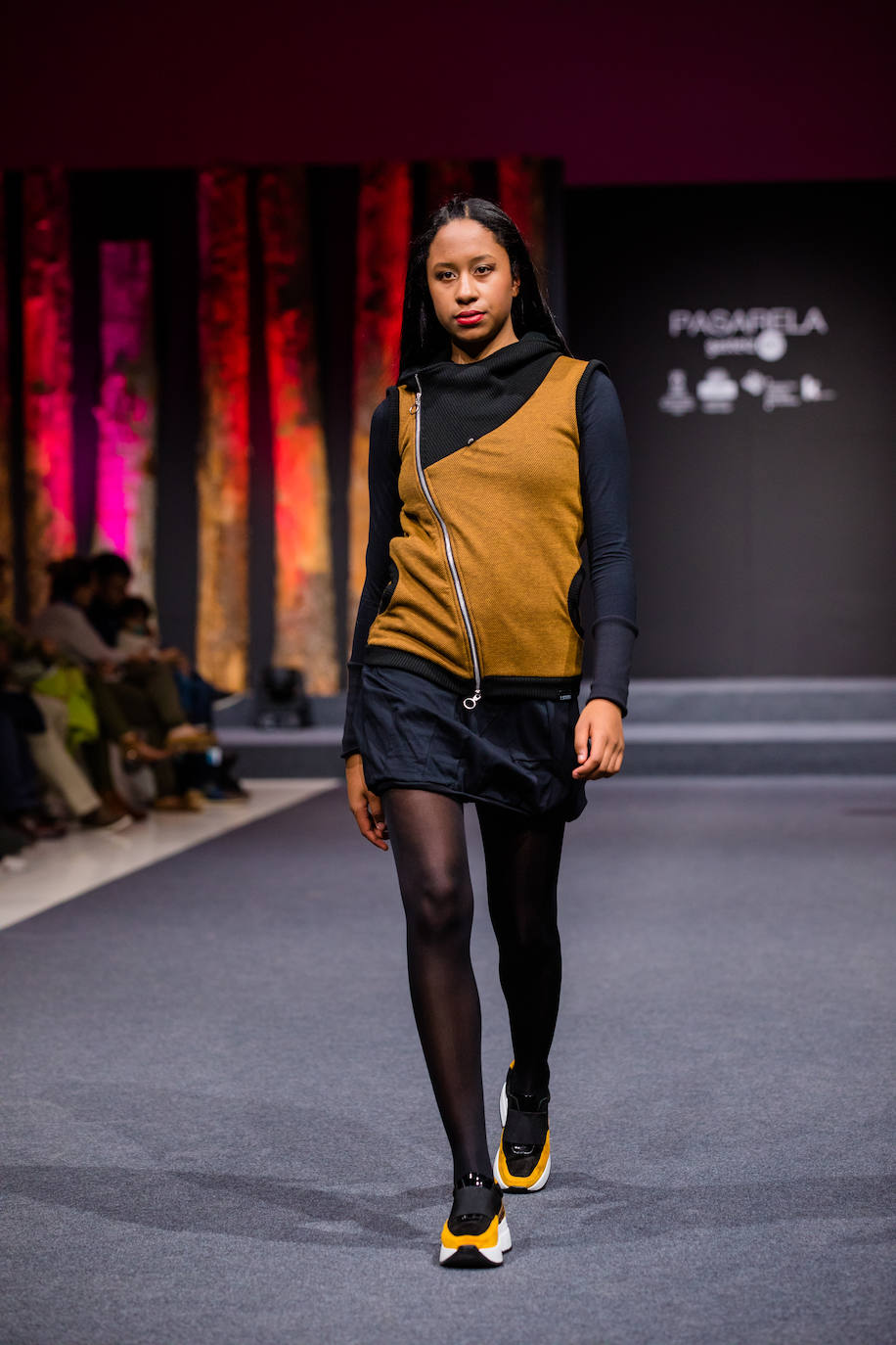 Propuestas sostenibles, diseños extravagantes y moda infantil han protagonizado la segunda jornada de la cita 'fashion' en el Palacio Europa de Vitoria