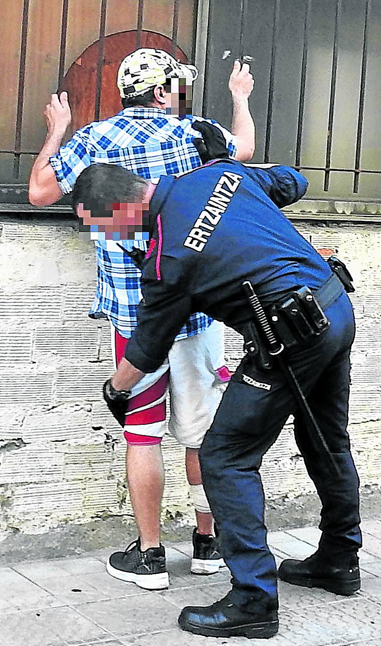 Un agente de la Ertzaintza practica un arresto en Bilbao.