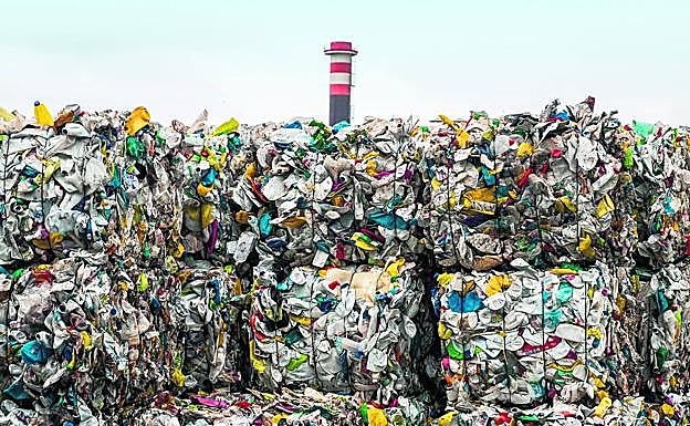 Toneladas de plástico se amontonan en el ecoparque de Artigas. 