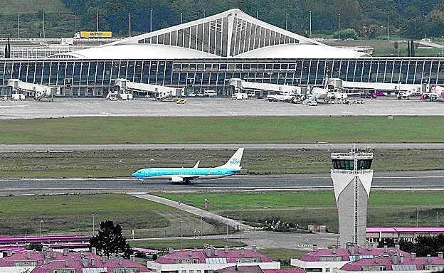 Un avión de KLM aterriza en el aeropuerto de Bilbao, que tendrá que esperar para que se concrete un proyecto de calado para su ampliación.
