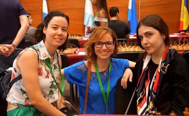 Las hermanas y campeonas Belinda y Sabrina Vega, junto a Ana Matnadze, de la selección española. 