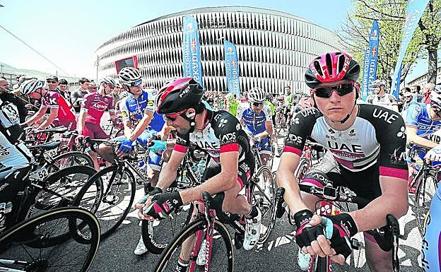 Los ciclistas aguardan junto a San Mamés la salida de una de las etapas de la Itzulia de 2017. 