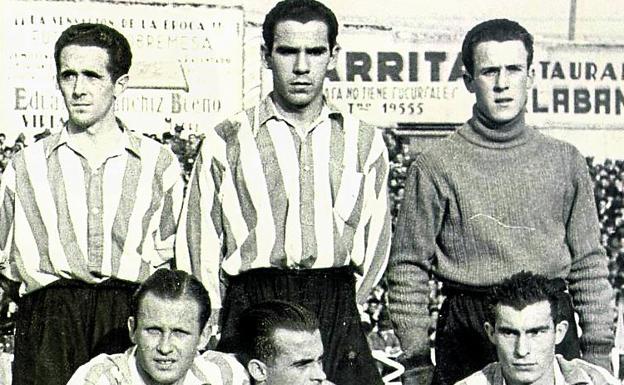 Rivero, con Zarra e Iriondo, en un partido del Athletic.