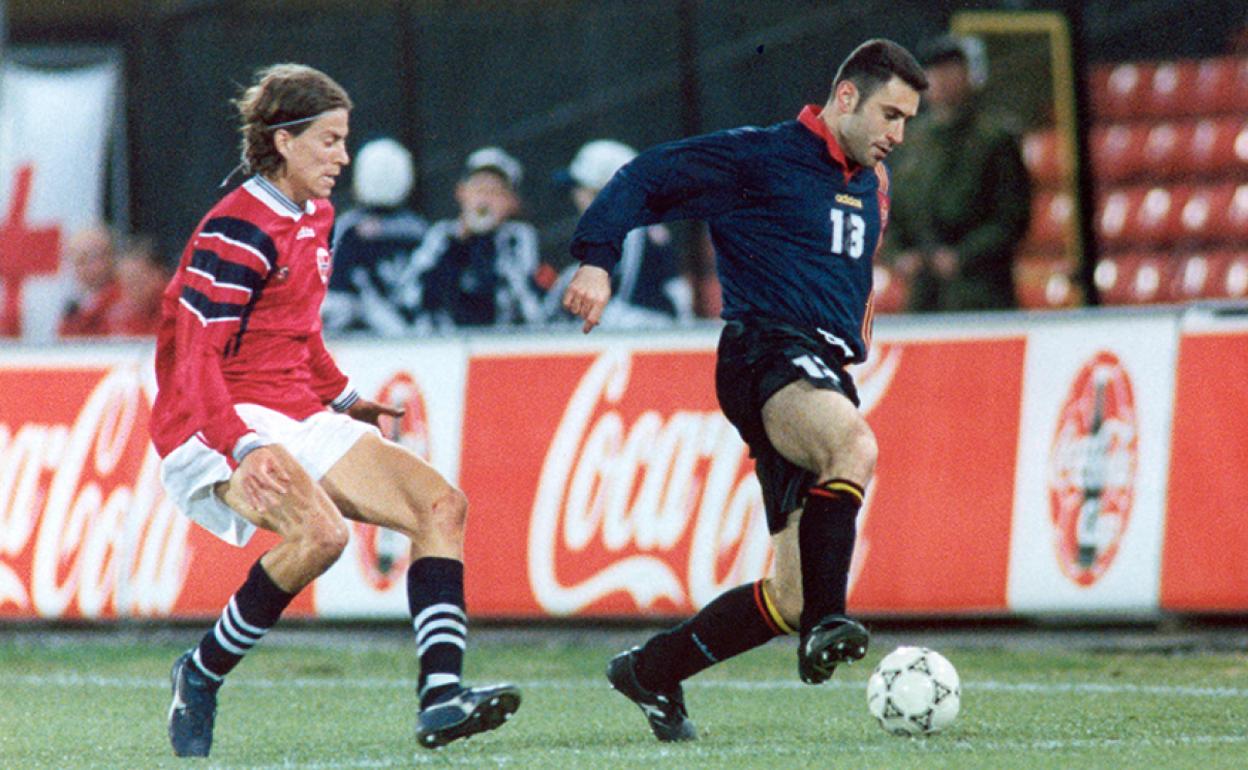 Molina (d), de extremo ante Noruega en un amistoso disputado en 1996.