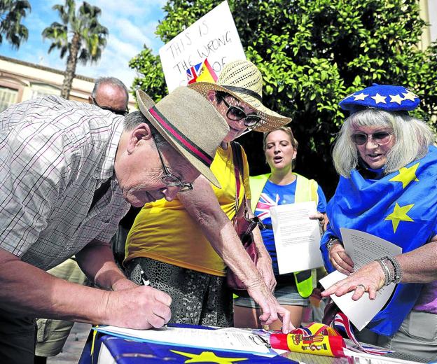 Ciudadanos británicos y españoles recogen firmas en Málaga en contra del Brexit.