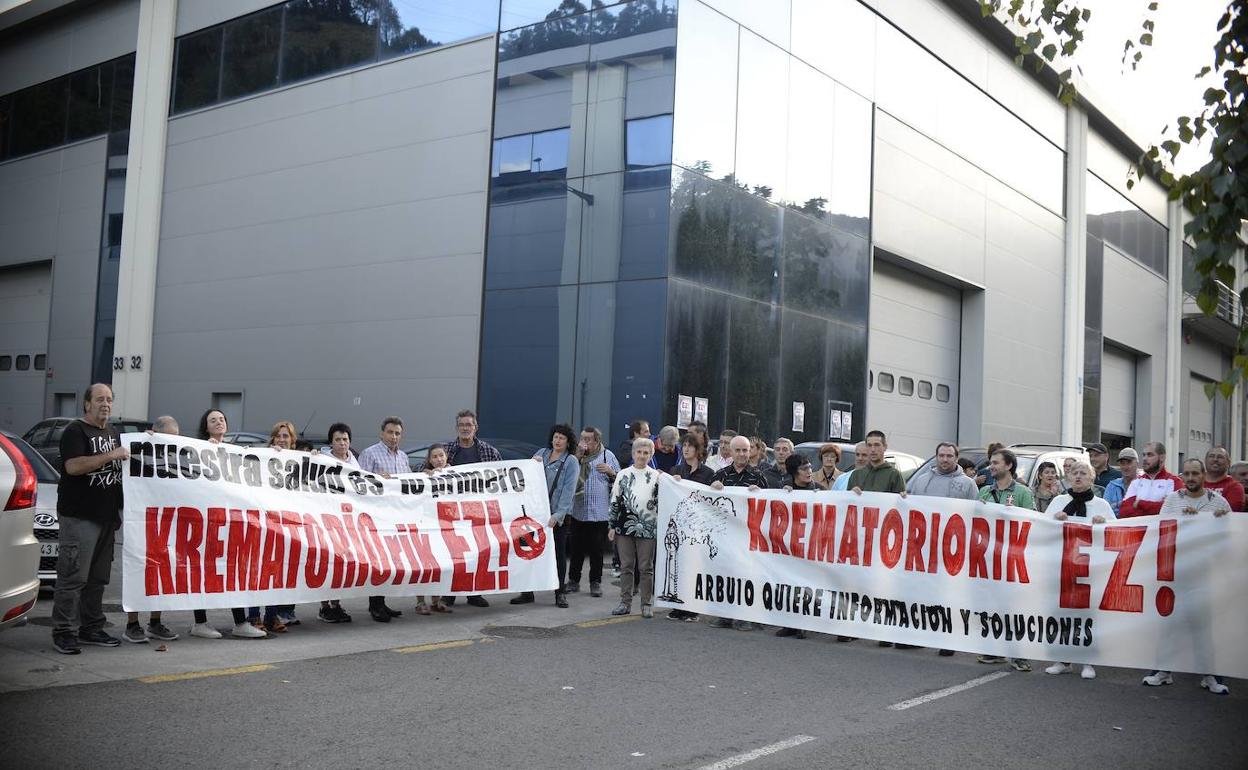 Los vecinos se concentraron en el polígono industrial que podría acoger el crematorio. 