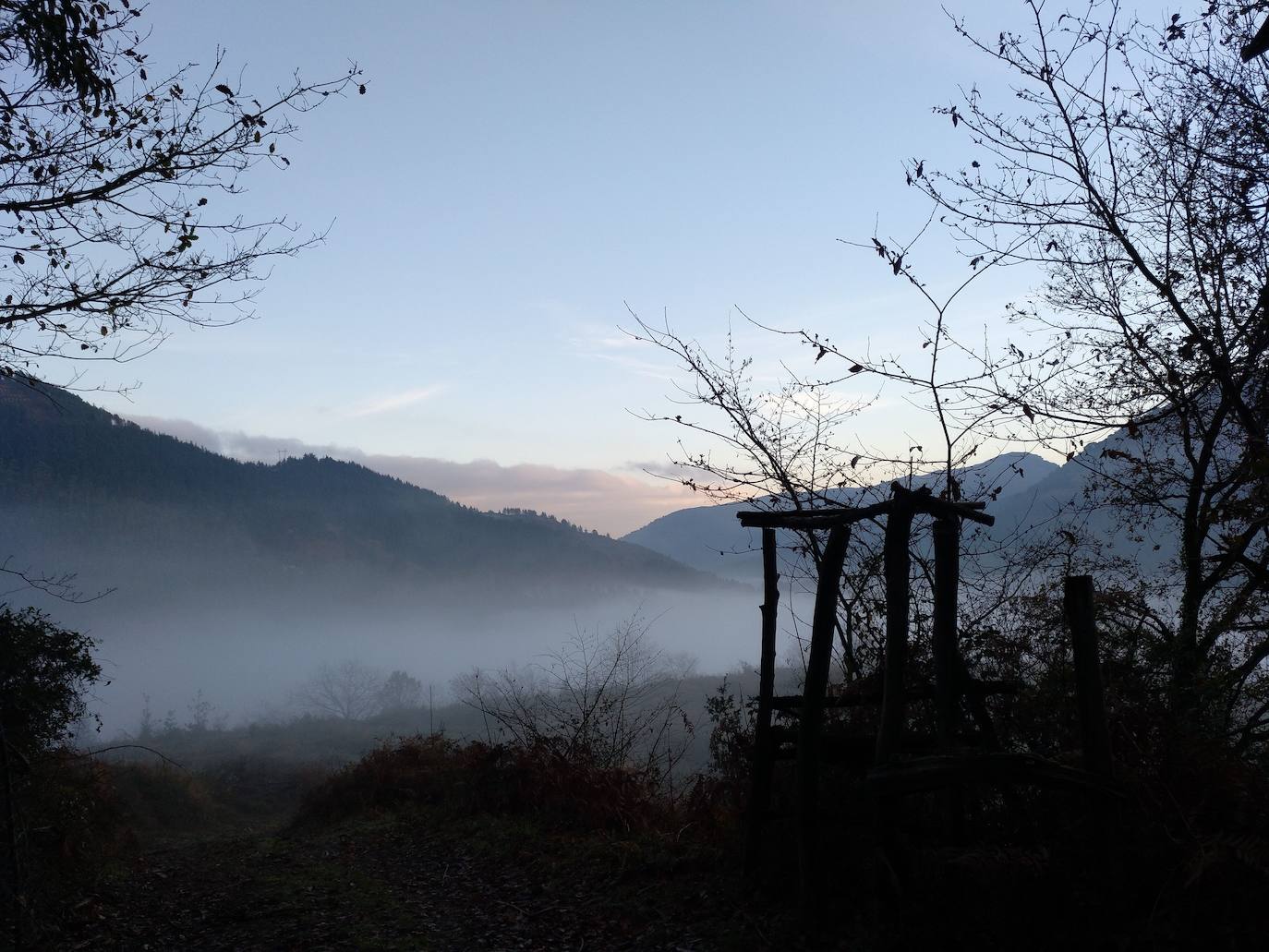 La subida a uno de los grandes clásicos de la Margen Izquierda ofrece unos paisajes de enorme belleza. Optamos por una ruta no tan frecuentada como la que parte desde El Regato o desde Cruces. Salimos desde Sodupe para llegar a la cima, a 887 metros de altitud, en unas dos horas. La bajada, siguiendo el arroyo por el Grazal, una delicia. 