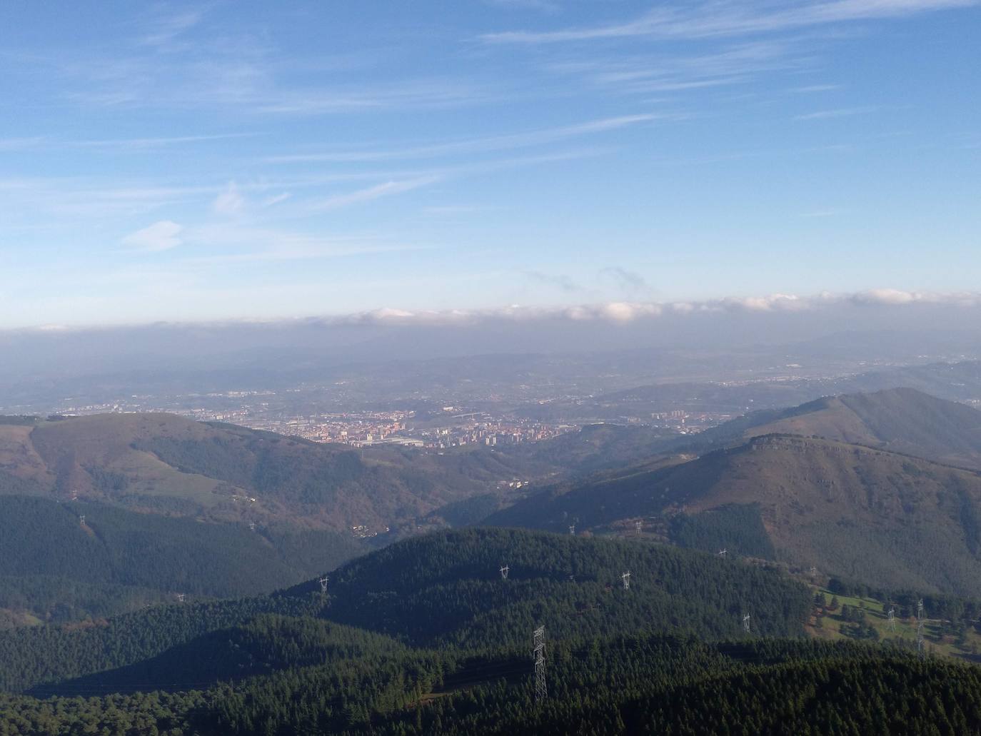 La subida a uno de los grandes clásicos de la Margen Izquierda ofrece unos paisajes de enorme belleza. Optamos por una ruta no tan frecuentada como la que parte desde El Regato o desde Cruces. Salimos desde Sodupe para llegar a la cima, a 887 metros de altitud, en unas dos horas. La bajada, siguiendo el arroyo por el Grazal, una delicia. 