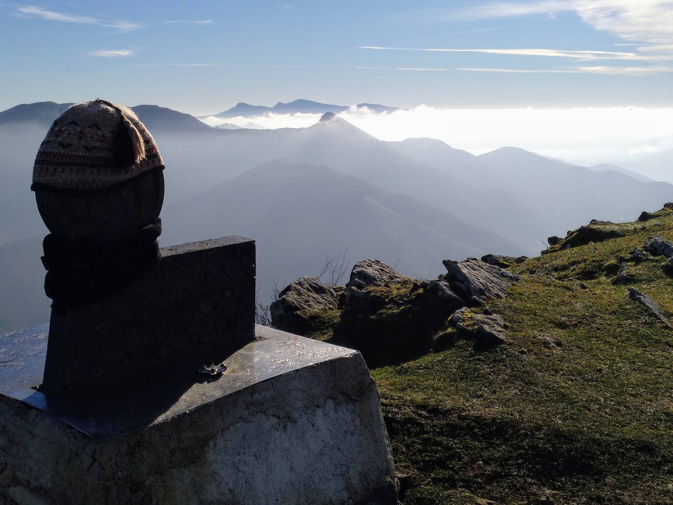 La subida a uno de los grandes clásicos de la Margen Izquierda ofrece unos paisajes de enorme belleza. Optamos por una ruta no tan frecuentada como la que parte desde El Regato o desde Cruces. Salimos desde Sodupe para llegar a la cima, a 887 metros de altitud, en unas dos horas. La bajada, siguiendo el arroyo por el Grazal, una delicia. 