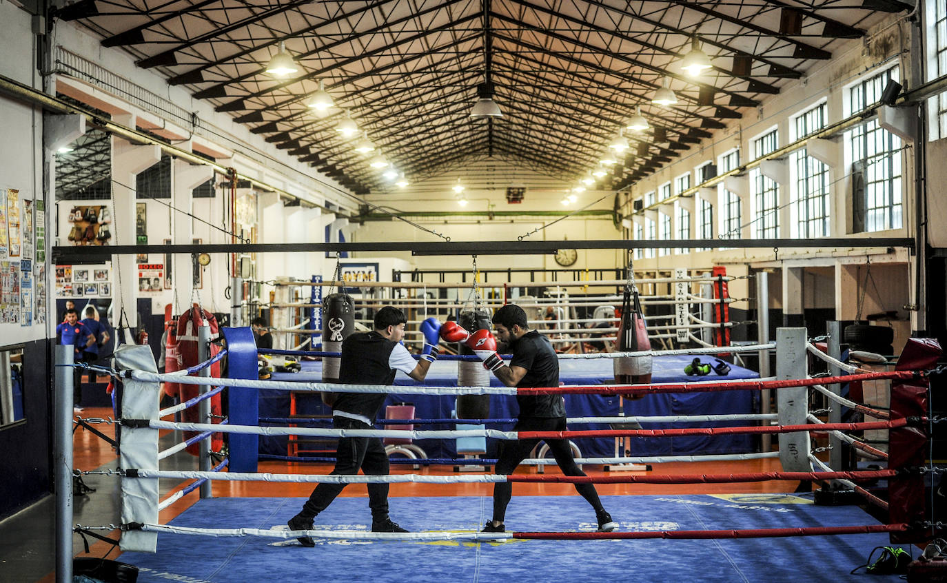 Con puño de hierro y guante de cuero, el gimnasio de Andoni Alonso, que no desentonaría para nada en Brooklyn, es el gran templo de los devotos del boxeo en Vitoria