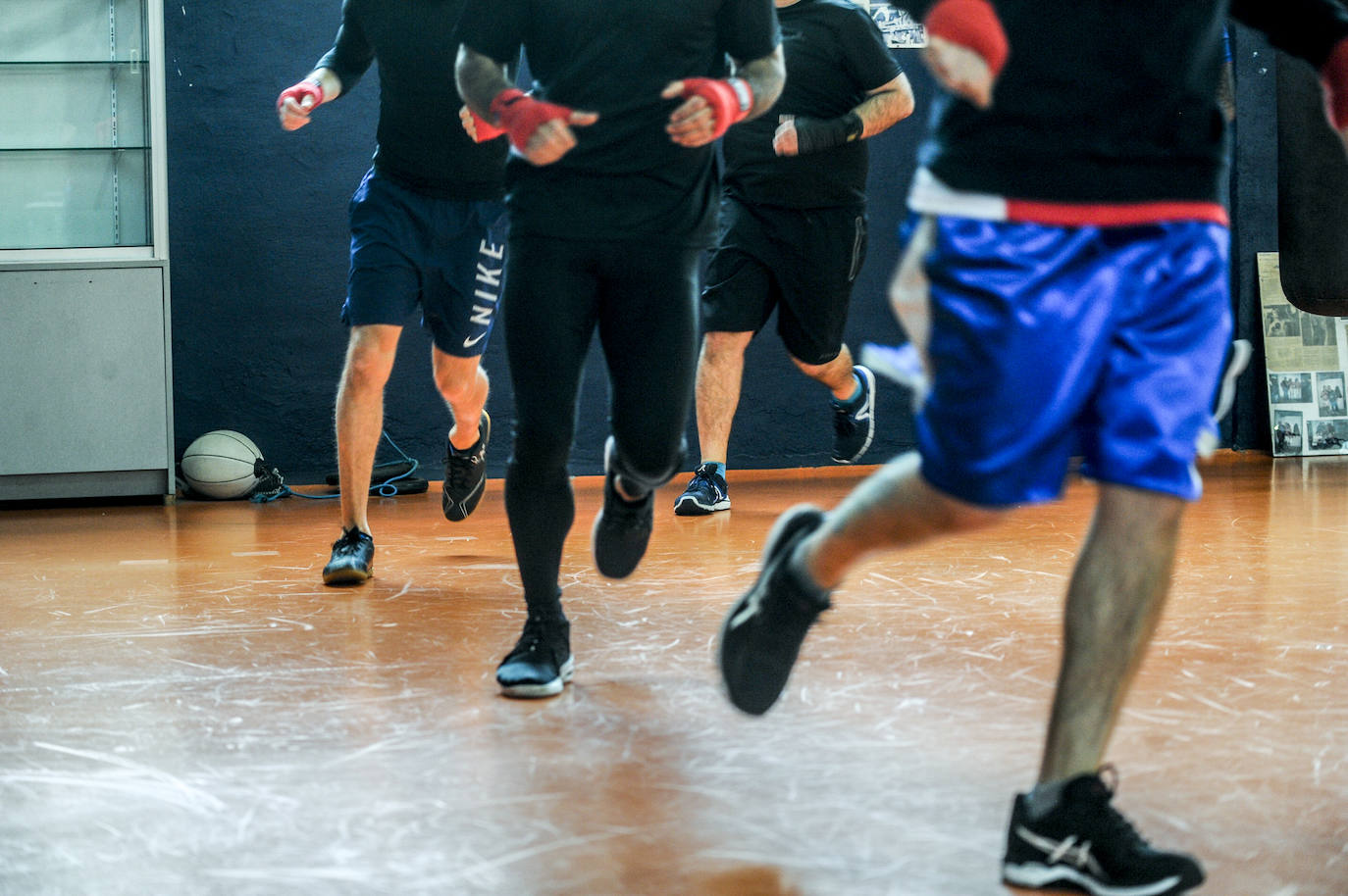 Con puño de hierro y guante de cuero, el gimnasio de Andoni Alonso, que no desentonaría para nada en Brooklyn, es el gran templo de los devotos del boxeo en Vitoria