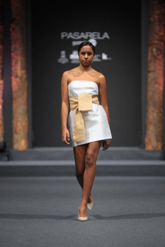 La joven vitoriana ha recibido el galardón por su colección inspirada en la filosofía japonesa del 'ki'. El jurado ha reconocido también a Elixabet Ataun como Modelo con Mayor Proyección.