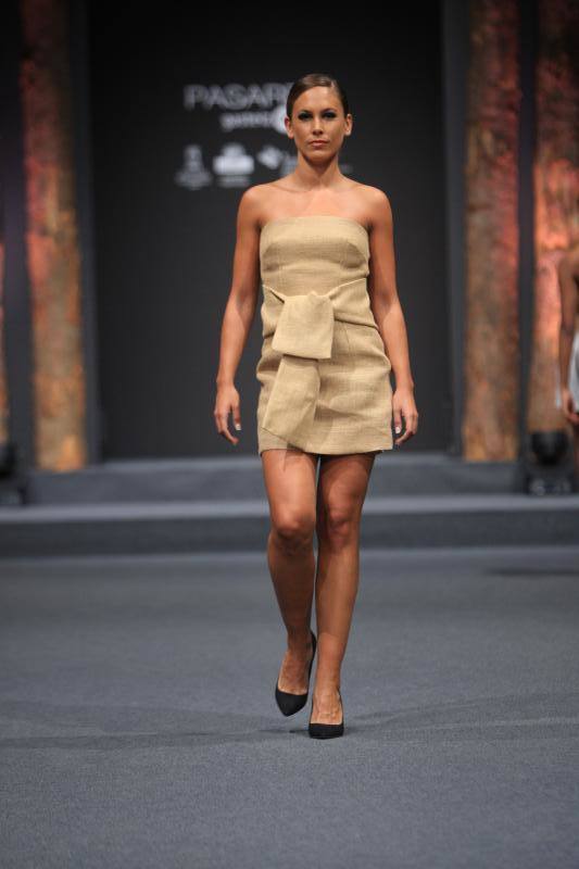 La joven vitoriana ha recibido el galardón por su colección inspirada en la filosofía japonesa del 'ki'. El jurado ha reconocido también a Elixabet Ataun como Modelo con Mayor Proyección.