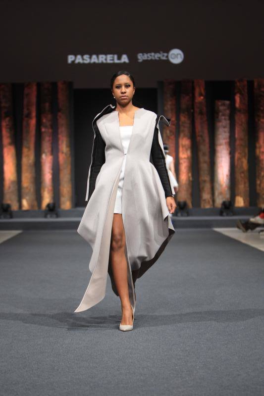 La joven vitoriana ha recibido el galardón por su colección inspirada en la filosofía japonesa del 'ki'. El jurado ha reconocido también a Elixabet Ataun como Modelo con Mayor Proyección.