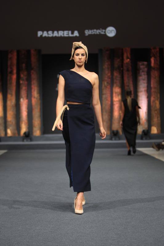 La joven vitoriana ha recibido el galardón por su colección inspirada en la filosofía japonesa del 'ki'. El jurado ha reconocido también a Elixabet Ataun como Modelo con Mayor Proyección.