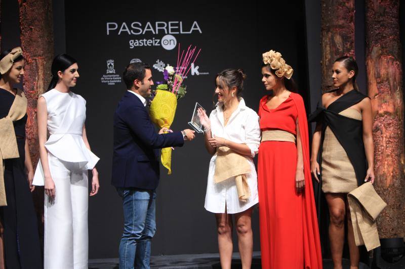 La joven vitoriana ha recibido el galardón por su colección inspirada en la filosofía japonesa del 'ki'. El jurado ha reconocido también a Elixabet Ataun como Modelo con Mayor Proyección.