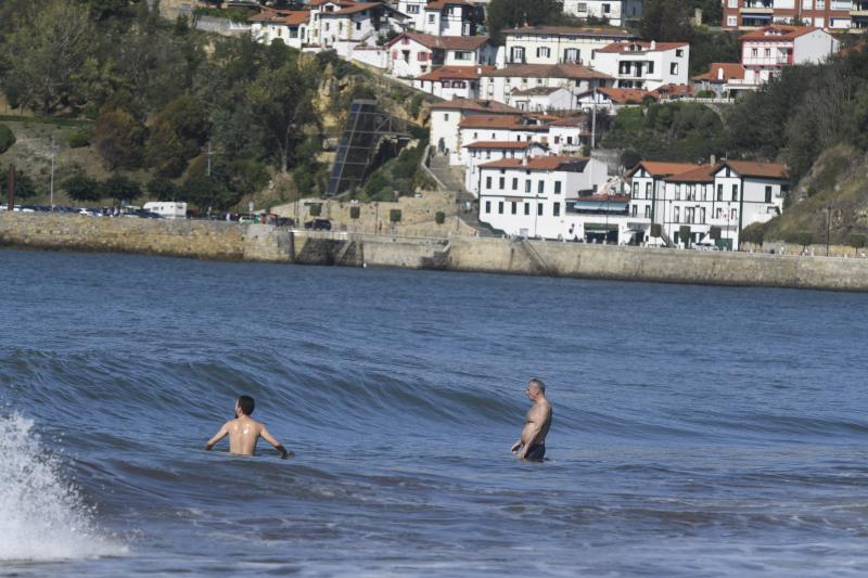 Las buenas temperaturas han animado a los vizcaínos a darse un baño en la playa.