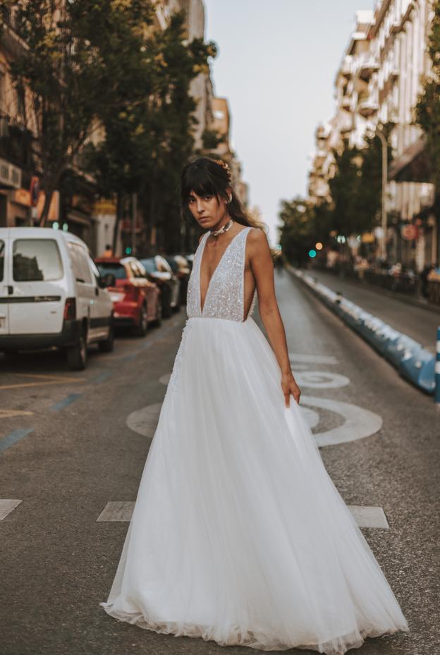 Vestido con pronunciado escote y falda vaporosa de Lunè Couture