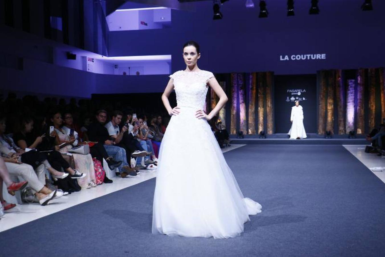 Algunas de las propuestas de La Couture, Atelier Vitoria y Ríos Moda que desfilaron por la Pasarela Gasteiz On. Ríos mostró también moda urbana.