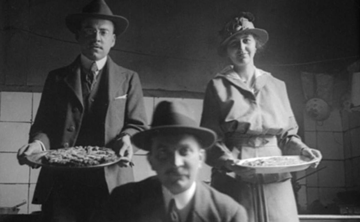 Dos hombres y una mujer en una cocina, años 20. Fundación Caja Vital Kutxa, archivo estereoscópico del País Vasco.
