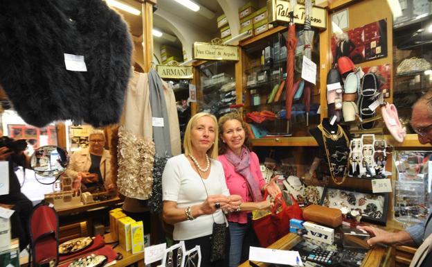 Las hermanas Elena y Cristina Pérez del Palomar, tras el mostrador de Echevarría.