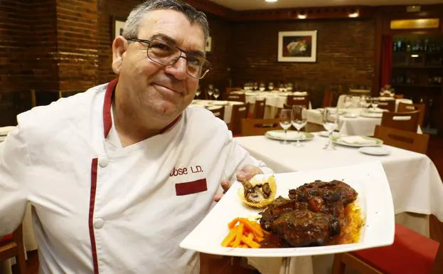 El cocinero Jose Luis Díez posa con un plato de rabo de vaca. 