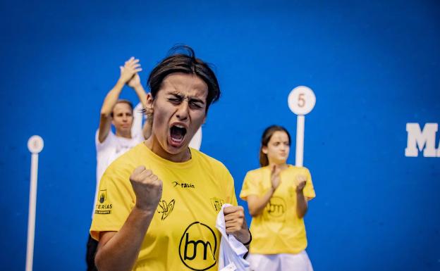 Imagen principal - Arriba, festejando con rabia el oro con una camiseta en la mano en honor a su madre. Abajo, todo el equipo español presente en el Mundial. De rojo, en un momento de la semifinal de pala. 