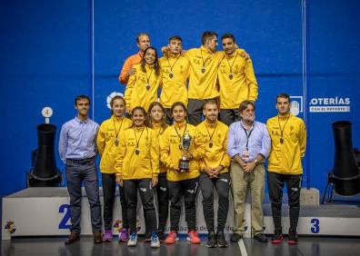 Imagen secundaria 1 - Arriba, festejando con rabia el oro con una camiseta en la mano en honor a su madre. Abajo, todo el equipo español presente en el Mundial. De rojo, en un momento de la semifinal de pala. 