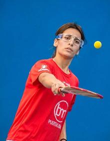 Imagen secundaria 2 - Arriba, festejando con rabia el oro con una camiseta en la mano en honor a su madre. Abajo, todo el equipo español presente en el Mundial. De rojo, en un momento de la semifinal de pala. 