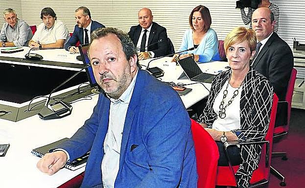 Tapia, en la reunión de ayer con el sector vitivinícola.