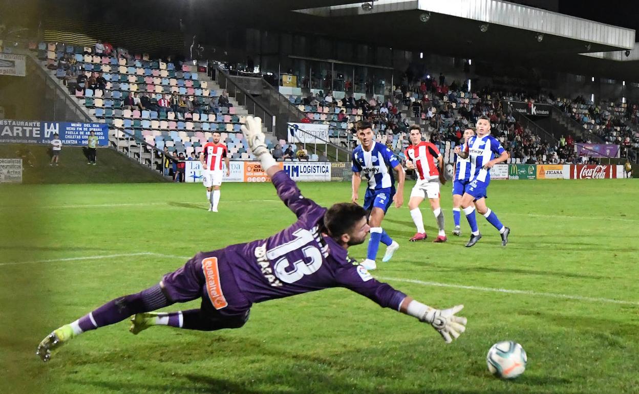 Sivera, portero del Alavés, se estira impotente ante el remate de Larrazabal, que supuso el único gol del triangular.