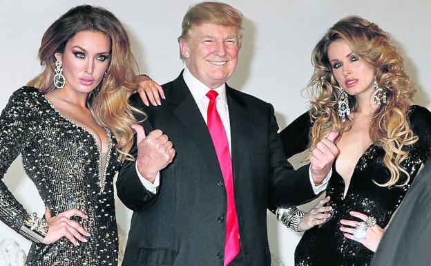 Coto de 'caza'. El presidente de EEUUposa con dos antiguas Miss Universo en una fiesta en Nueva York en el año 2011. 