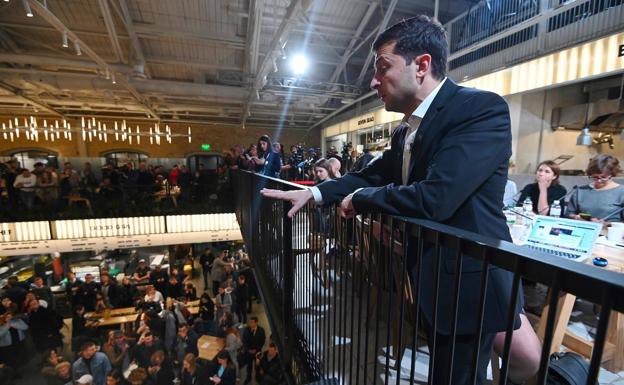 Los medios de comunicación llenaron el 'food market' donde compareció el presidente de Ucrania.