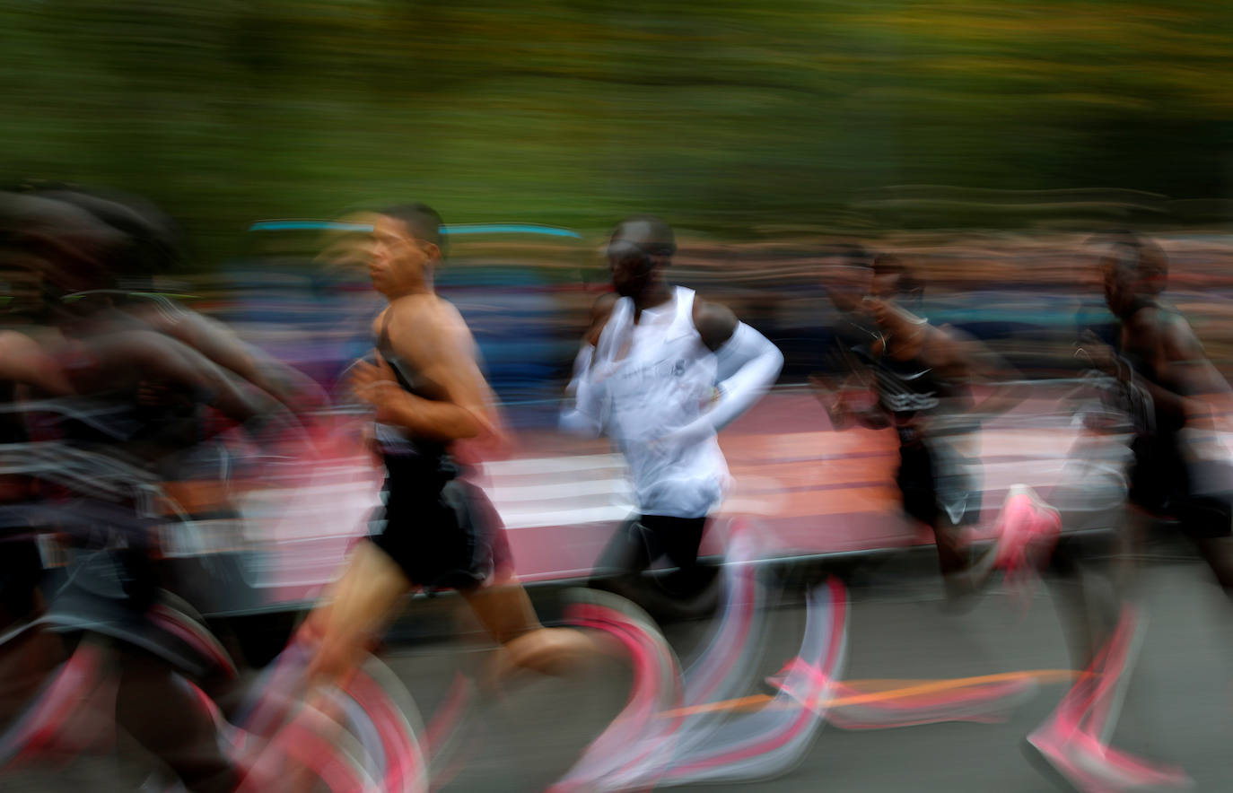 Establece una marca no homologada de 1,59.40 después de una carrera a medida, con 41 liebres que le han ayudado a lograrlo en el Prater de Viena