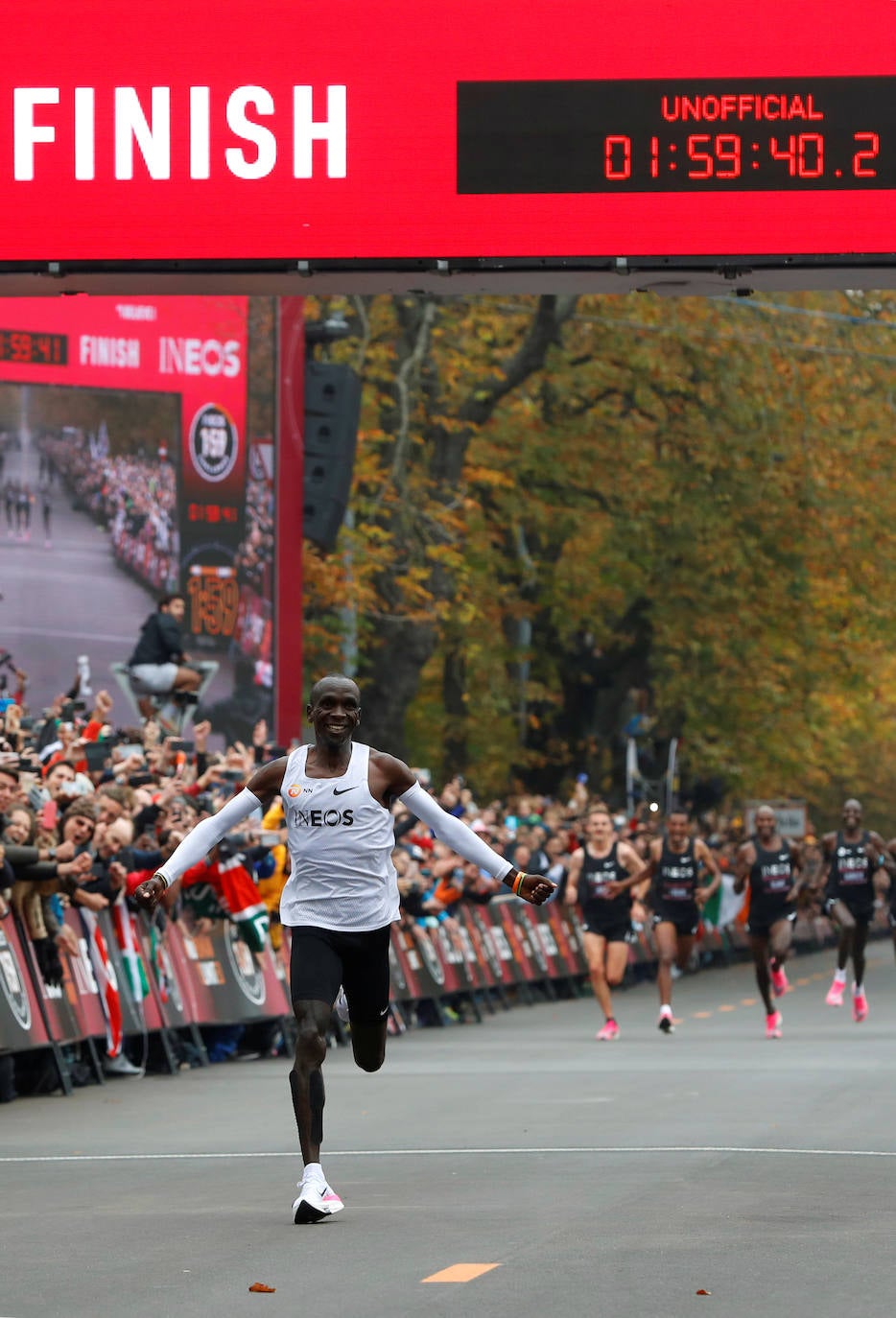 Establece una marca no homologada de 1,59.40 después de una carrera a medida, con 41 liebres que le han ayudado a lograrlo en el Prater de Viena