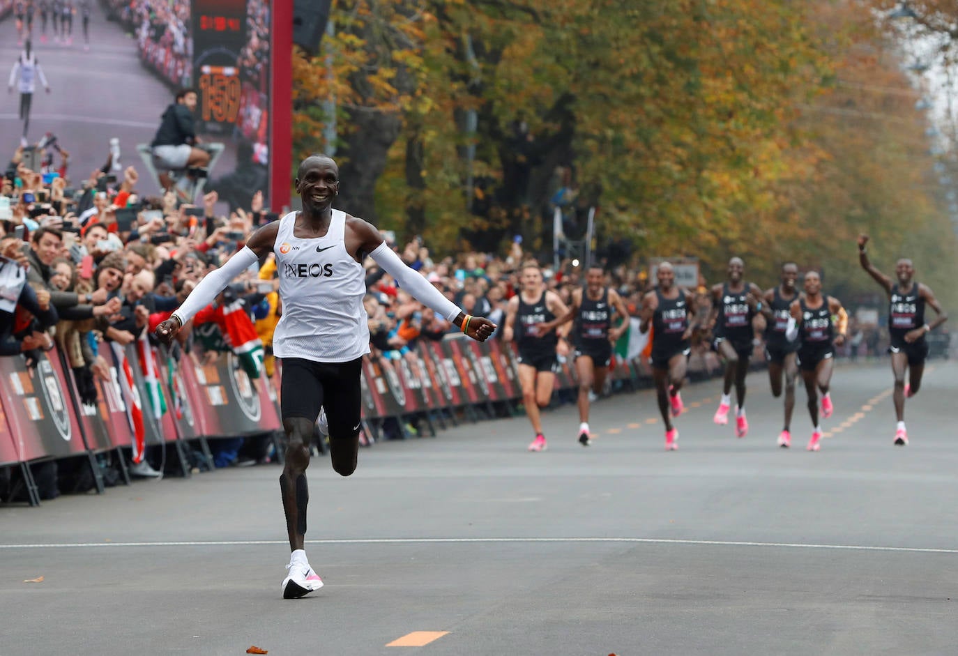 Establece una marca no homologada de 1,59.40 después de una carrera a medida, con 41 liebres que le han ayudado a lograrlo en el Prater de Viena