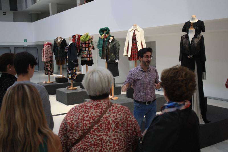 Algunos de los momentos del taller impartido por la asesora de imagen Inma Espizua durante la Pasarela Gasteiz On y la visita al 'backstage' de la mano del diseñador Domingo Orive.