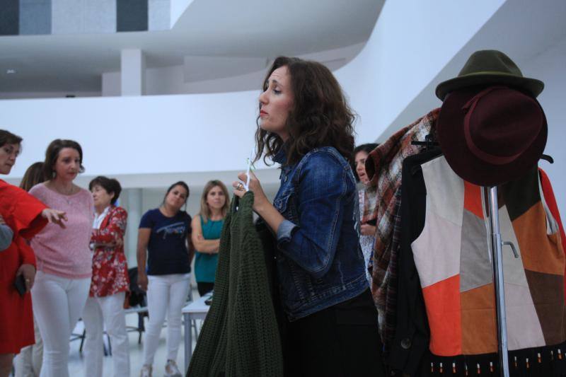 Algunos de los momentos del taller impartido por la asesora de imagen Inma Espizua durante la Pasarela Gasteiz On y la visita al 'backstage' de la mano del diseñador Domingo Orive.