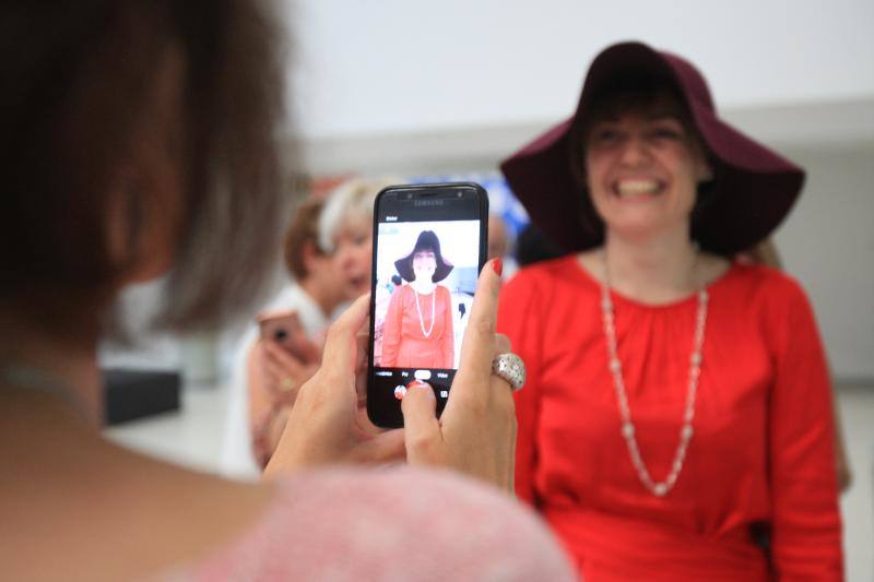 Algunos de los momentos del taller impartido por la asesora de imagen Inma Espizua durante la Pasarela Gasteiz On y la visita al 'backstage' de la mano del diseñador Domingo Orive.