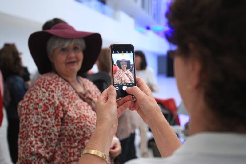 Algunos de los momentos del taller impartido por la asesora de imagen Inma Espizua durante la Pasarela Gasteiz On y la visita al 'backstage' de la mano del diseñador Domingo Orive.