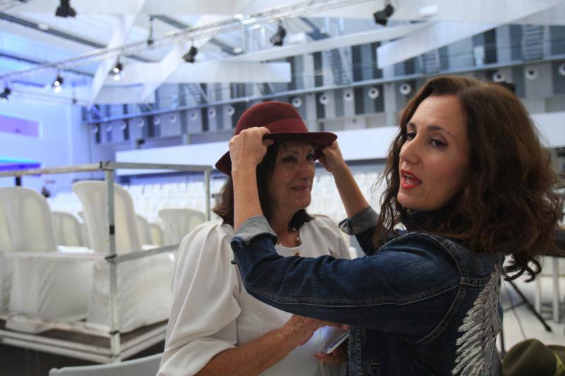 Algunos de los momentos del taller impartido por la asesora de imagen Inma Espizua durante la Pasarela Gasteiz On y la visita al 'backstage' de la mano del diseñador Domingo Orive.