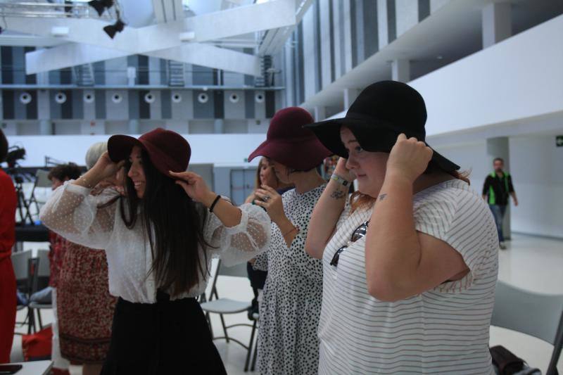 Algunos de los momentos del taller impartido por la asesora de imagen Inma Espizua durante la Pasarela Gasteiz On y la visita al 'backstage' de la mano del diseñador Domingo Orive.